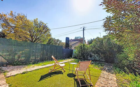 Provence Parc: Grün, Garten, Sonnenlicht, Hinterhof, Schatten, Rasen, Garten, Landscaping, Home Fechten, Walkway