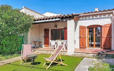 Provence Parc: Tür, Hütte, Garten, Hinterhof, Garten, Estate, Landscaping, Stuhl, Gartenmöbel, Bauernhaus