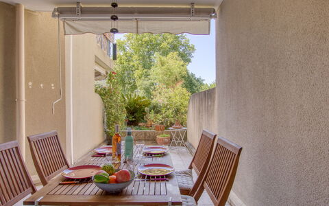 Le Stadium: Bord, Møbel, Bygning, Plante, Stol, Træ, Skygge, Indretning, Udendørs Møbler, Vindue