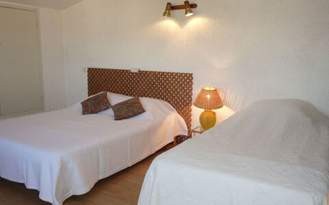 Six Fours 100: Soveværelse, Seng, Møbel, Værelse, Sengetøj, Ejendom, Sengetøj, Væg, Bed Frame, Madras