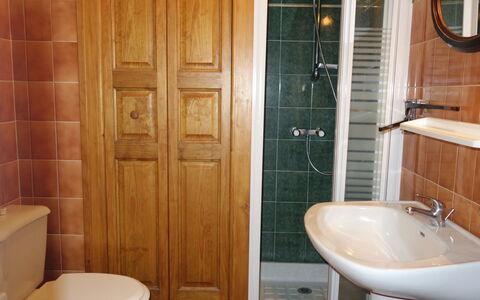 Six Fours 100: Badeværelse, Ejendom, Værelse, Flise, Sanitærarmatur, Toilet, Dør, Væg, Etage, Badeværelse Tilbehør