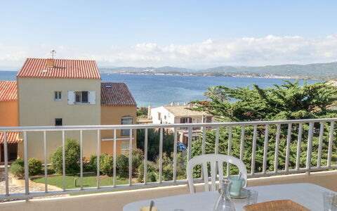 Six Fours 100: Himmel, Bordservice, Bygning, Møbel, Ejendom, Bord, Plante, Vand, Azure, Vindue