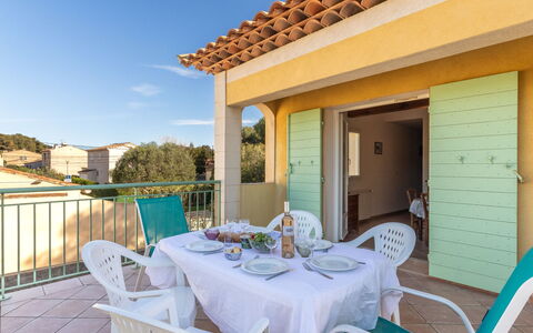 Lou Mazet: Eigentum, Gebäude, Möbel, Tabelle, Himmel, Stuhl, Azurblau, Geschirr, Fenster, Schatten