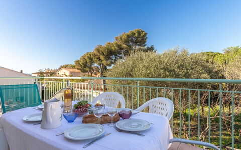 Lou Mazet: Tabelle, Himmel, Geschirr, Möbel, Eigentum, Pflanze, Stuhl, Blau, Azurblau, Gartenmöbel