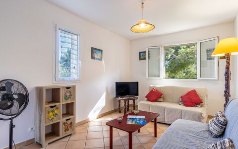 Lou Mazet: Eigentum, Möbel, Couch, Tabelle, Bilderrahmen, Holz, Komfort, Interior Design, Gelb, Wohnzimmer