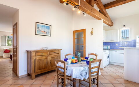 Lou Mazet: Möbel, Eigentum, Tabelle, Holz, Azurblau, Bilderrahmen, Cabinetry, Interior Design, Fussboden, Flooring