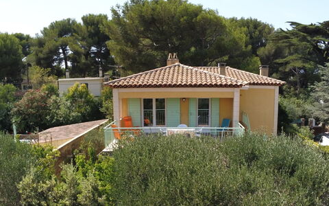 Lou Mazet: Himmel, Gebäude, Fenster, Pflanze, Baum, Haus, Hütte, Dach, Landschaft, Fassade