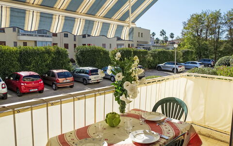 Les Bermudes: Rueda, Mesa, Planta, Coche, Propiedad, Mueble, Edificio, Vehículo, Cielo