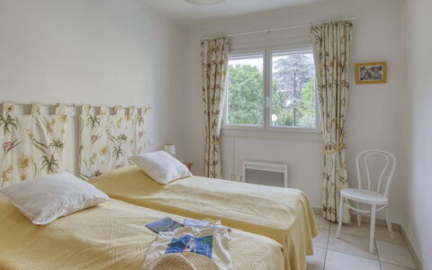 Les Bermudes: Mueble, Propiedad, Azur, Ventana, Comodidad, Textil, Sombra, Diseño De Interiores, Madera