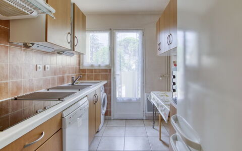 Les Bermudes: Gabinetes, Mostrador, Lavabo, Edificio, Fregadero, Grifo, Estufa De Cocina, Cajón, Casa, Diseño De Interiores