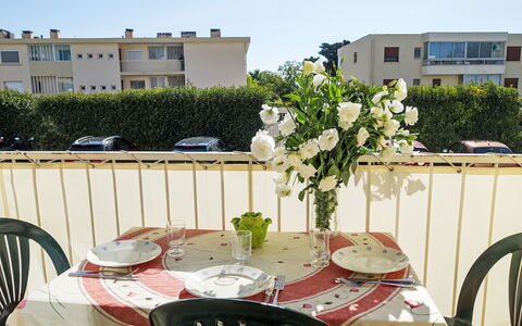 Les Bermudes: Flor, Cielo, Mesa, Planta, Edificio, Propiedad, Ventana, Blanco, Silla, Mueble Para Exteriores