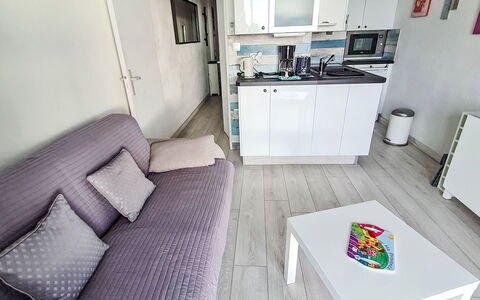 Le Verdon: Flooring, Meubilair, Verdieping, Interieur Ontwerp, Appartement, Bankstel, Kamer, Woonkamer, Major Appliance