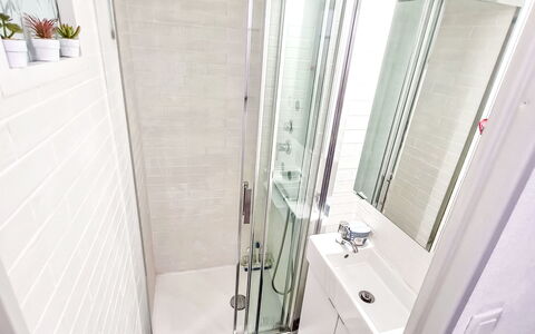 Le Verdon: Badkamer, Loodgieterswerkinrichting, Verdieping, Flooring, Interieur Ontwerp, Loodgieter, Wastafel, Toilet, Deur Van De Douche, Kraan