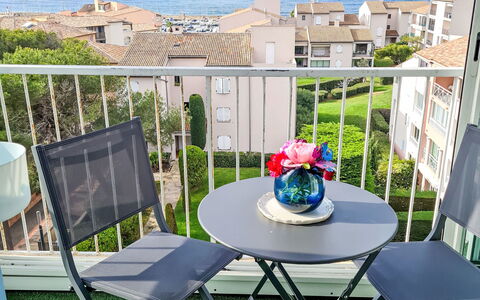 Le Verdon: Meubilair, Buitenmeubels, Stoel, Balkon, Appartement, Veranda, Buitentafel, Schaduw, Condominium, Patio