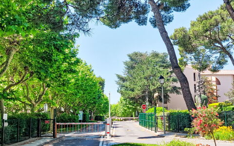 Jardin D'Azur: Openbare Ruimte, Woongebied, Struik, Doorgang, Straat, Stedelijk Ontwerp, Rijbaan, Stoep, Voorstad, Tuin