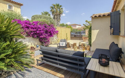 La Choupette: Himmel, Pflanze, Eigentum, Gebäude, Fenster, Baum, Tabelle, Gartenmöbel, Haus, Wand