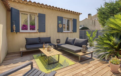 La Choupette: Pflanze, Möbel, Couch, Eigentum, Gebäude, Blumentopf, Zimmerpflanze, Gartenmöbel, Himmel, Interior Design