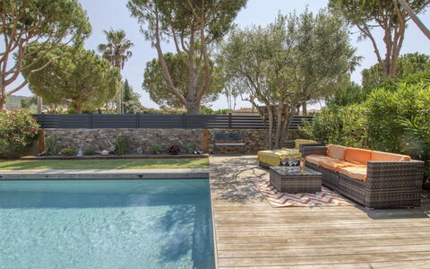 La Choupette: Wasser, Pflanze, Himmel, Baum, Gartenmöbel, Schatten, Schwimmbad, Landschaft, Arecales, Freizeit