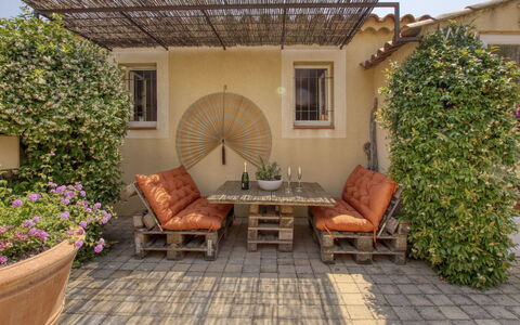 La Choupette: Pflanze, Möbel, Eigentum, Fenster, Gebäude, Stuhl, Blume, Gartenmöbel, Schatten, Blumentopf