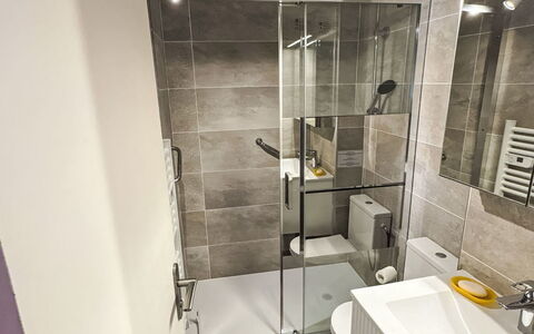 Le Lavandou 130: Sol, Luminaire Plomberie, Sol, Salle De Bains, Design Intérieur, Évier, Plomberie, Toilette, Robinet, Lavabo