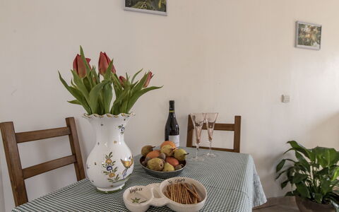 Le Petit Verdillon: Wasser, Himmel, Daytime, Fenster, Azurblau, Gebäude, Sonnenlicht, Gewässer, Küsten Und Ozeanische Forms, Horizont