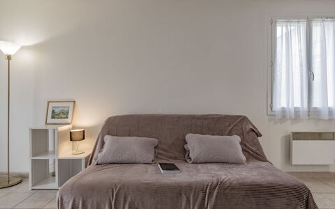 Le Petit Verdillon: Wasser, Himmel, Daytime, Fenster, Azurblau, Gebäude, Sonnenlicht, Gewässer, Küsten Und Ozeanische Forms, Horizont