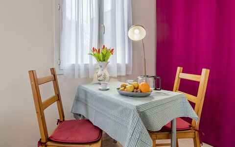 Le Petit Verdillon: Wasser, Himmel, Daytime, Fenster, Azurblau, Gebäude, Sonnenlicht, Gewässer, Küsten Und Ozeanische Forms, Horizont