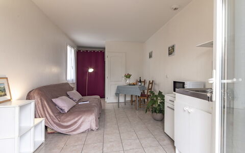 Le Petit Verdillon: Wasser, Himmel, Daytime, Fenster, Azurblau, Gebäude, Sonnenlicht, Gewässer, Küsten Und Ozeanische Forms, Horizont