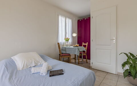 Le Petit Verdillon: Wasser, Himmel, Daytime, Fenster, Azurblau, Gebäude, Sonnenlicht, Gewässer, Küsten Und Ozeanische Forms, Horizont