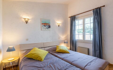 La Bartavelle: Proprietà, Finestra, Azzurro, Tessile, Shade, Legna, Comfort, Interior Design, Dipingere
