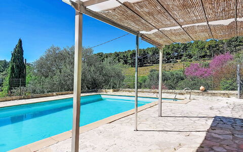 Le Mas de la Poterie: Schaduw, Samengesteld Materiaal, Zwembad, Outdoor Structuur, Buitenmeubels, Pergola, Toevlucht, Natuurlijk Materiaal, Eco Hotel