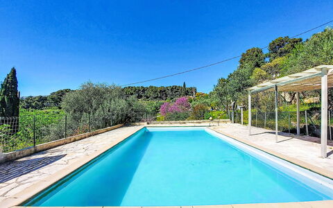 Le Mas de la Poterie: Blauw, Zwembad, Samengesteld Materiaal, Toevlucht, Eco Hotel, Schaduw, Landscaping, Waterpartij, Buitenmeubels