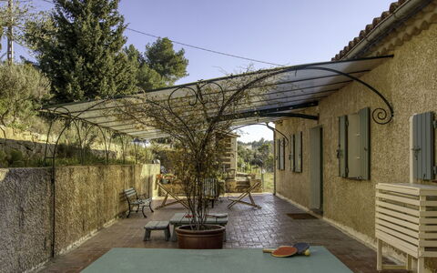 Le Mas de la Poterie: Bankstel, Meubilair, Eigendom, Tafel, Fotolijst, Venster, Azure, Interieur Ontwerp, Verlichting, Comfort