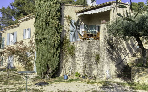 Le Mas de la Poterie: Couch, Möbel, Eigentum, Tabelle, Bilderrahmen, Fenster, Azurblau, Interior Design, Beleuchtung, Komfort