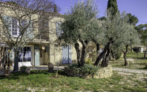 Le Mas de la Poterie: Couch, Möbel, Eigentum, Tabelle, Bilderrahmen, Fenster, Azurblau, Interior Design, Beleuchtung, Komfort