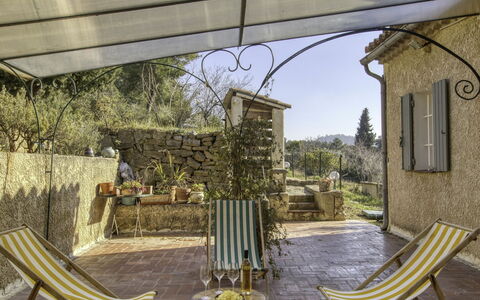 Le Mas de la Poterie: Bankstel, Meubilair, Eigendom, Tafel, Fotolijst, Venster, Azure, Interieur Ontwerp, Verlichting, Comfort