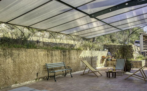 Le Mas de la Poterie: Bankstel, Meubilair, Eigendom, Tafel, Fotolijst, Venster, Azure, Interieur Ontwerp, Verlichting, Comfort