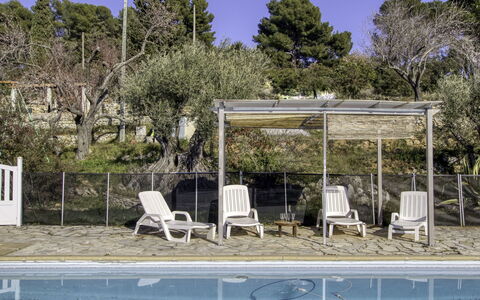 Le Mas de la Poterie: Couch, Möbel, Eigentum, Tabelle, Bilderrahmen, Fenster, Azurblau, Interior Design, Beleuchtung, Komfort