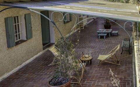 Le Mas de la Poterie: Bankstel, Meubilair, Eigendom, Tafel, Fotolijst, Venster, Azure, Interieur Ontwerp, Verlichting, Comfort