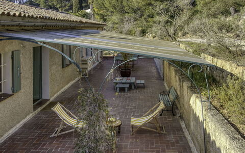 Le Mas de la Poterie: Bankstel, Meubilair, Eigendom, Tafel, Fotolijst, Venster, Azure, Interieur Ontwerp, Verlichting, Comfort