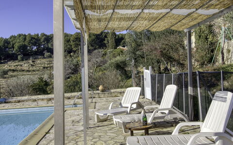 Le Mas de la Poterie: Couch, Möbel, Eigentum, Tabelle, Bilderrahmen, Fenster, Azurblau, Interior Design, Beleuchtung, Komfort