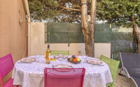 L'Astrolabe: Vand, Bygning, Sky, Plante, Ejendom, Daytime, Himmel, Azure, Træ, Hus