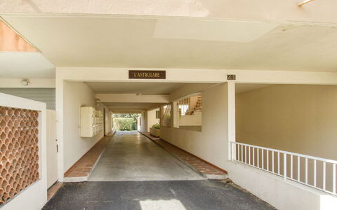 L'Astrolabe: Vand, Bygning, Sky, Plante, Ejendom, Daytime, Himmel, Azure, Træ, Hus