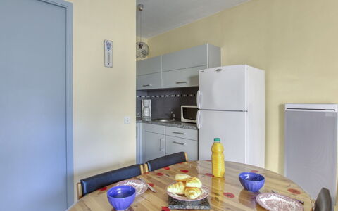 L'Astrolabe: Vand, Bygning, Sky, Plante, Ejendom, Daytime, Himmel, Azure, Træ, Hus