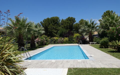 Sanary sur Mer 205: Fabriek, Water, Lucht, Zwembad, Rechthoek, Schaduw, Boom, Gras, Landschap, Vrije Tijd