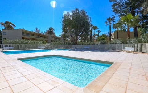 Les Eucalyptus: Acqua, Cielo, Giorno, Proprietà, Pianta, Piscina, Azzurro, Costruzione, Shade, Rettangolo