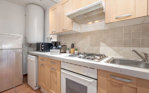 Rue de la Pompe: Countertop, Cabinetry, Eigentum, Spüle, Gebäude, Sinken, Zapfhahn, Küche, Herd, Holz