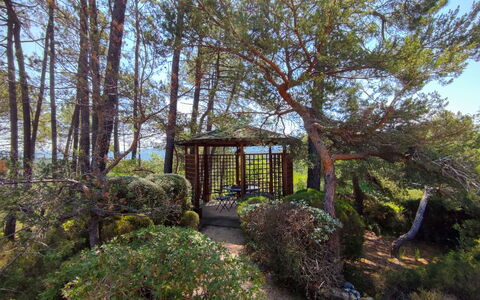 La Tourelle des Ocres: Acqua, Costruzione, Pianta, Albero, Finestra, Piscina, Urban Design, Condominio, Tempo Libero, Immobiliare