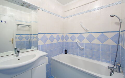 Cagnes-Sur-Mer 160: Badewanne, Armatur, Zapfhahn, Spiegel, Eigentum, Badezimmer, Azurblau, Sinken, Duschkopf, Gebäude