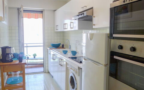 Cagnes-Sur-Mer 160: Spüle, Cabinetry, Countertop, Sinken, Küchengerät, Herd, Küche, Holz, Haushaltsgerät, Gasherd